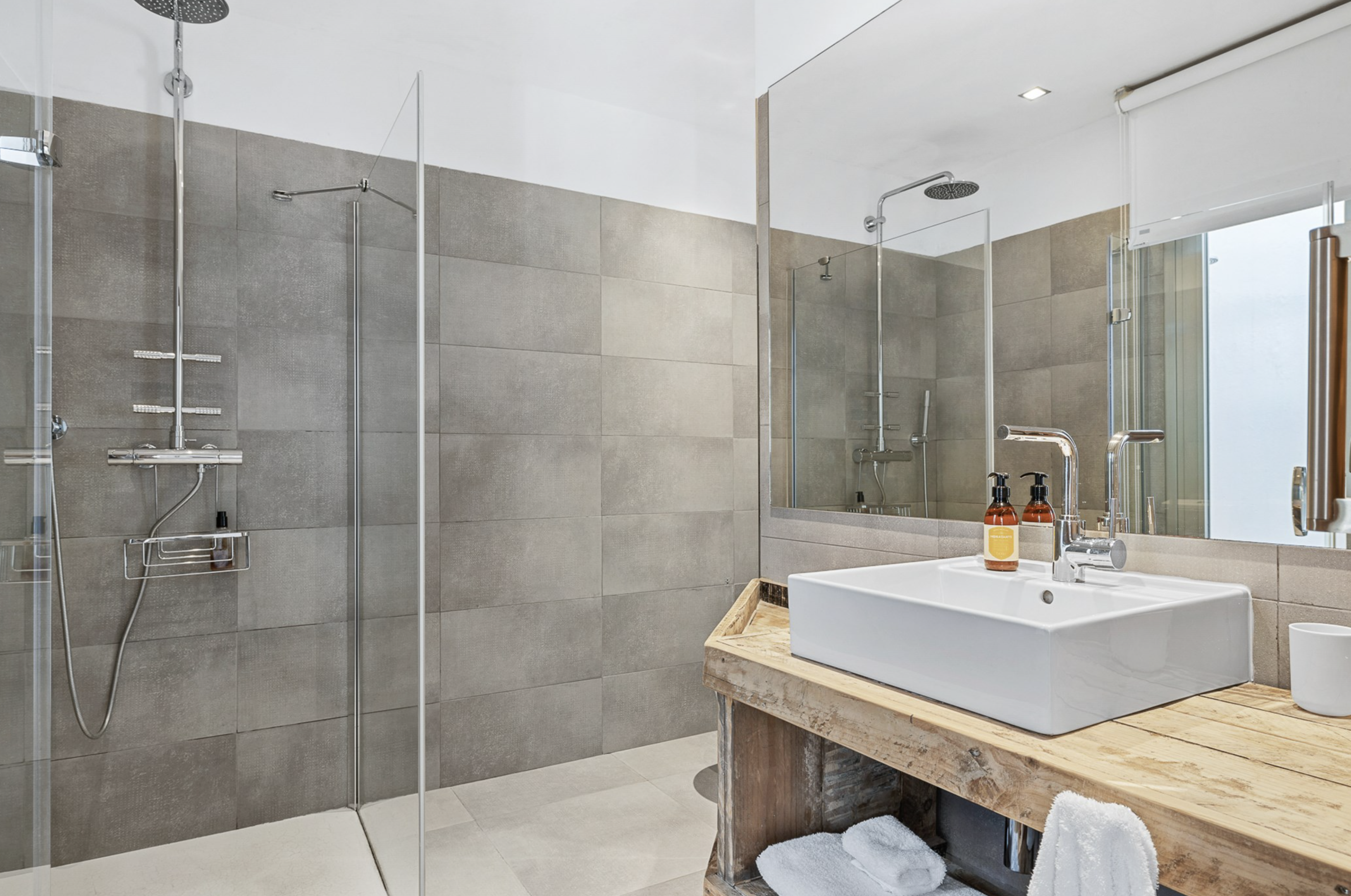 Resa Estates Ivy Cala Tarida Ibiza  luxe woning villa for rent te huur house shower 3.png